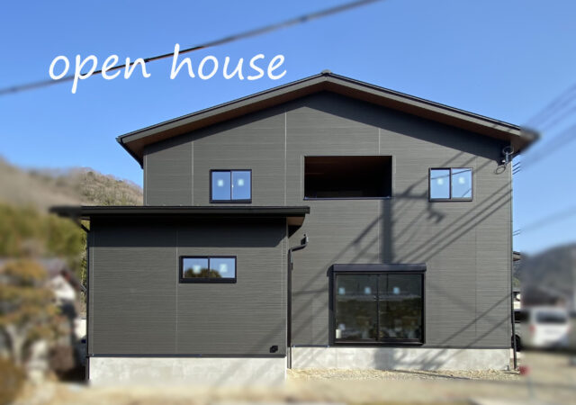 【2月予約制完成見学会】リビングに集合収納がある、ほぼ平屋風の家　42坪