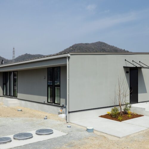 重心を低くした平屋の外観が特徴的