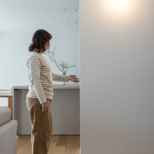 スイッチは建具取っ手と同じ高さにすることで押しやすさを後押し